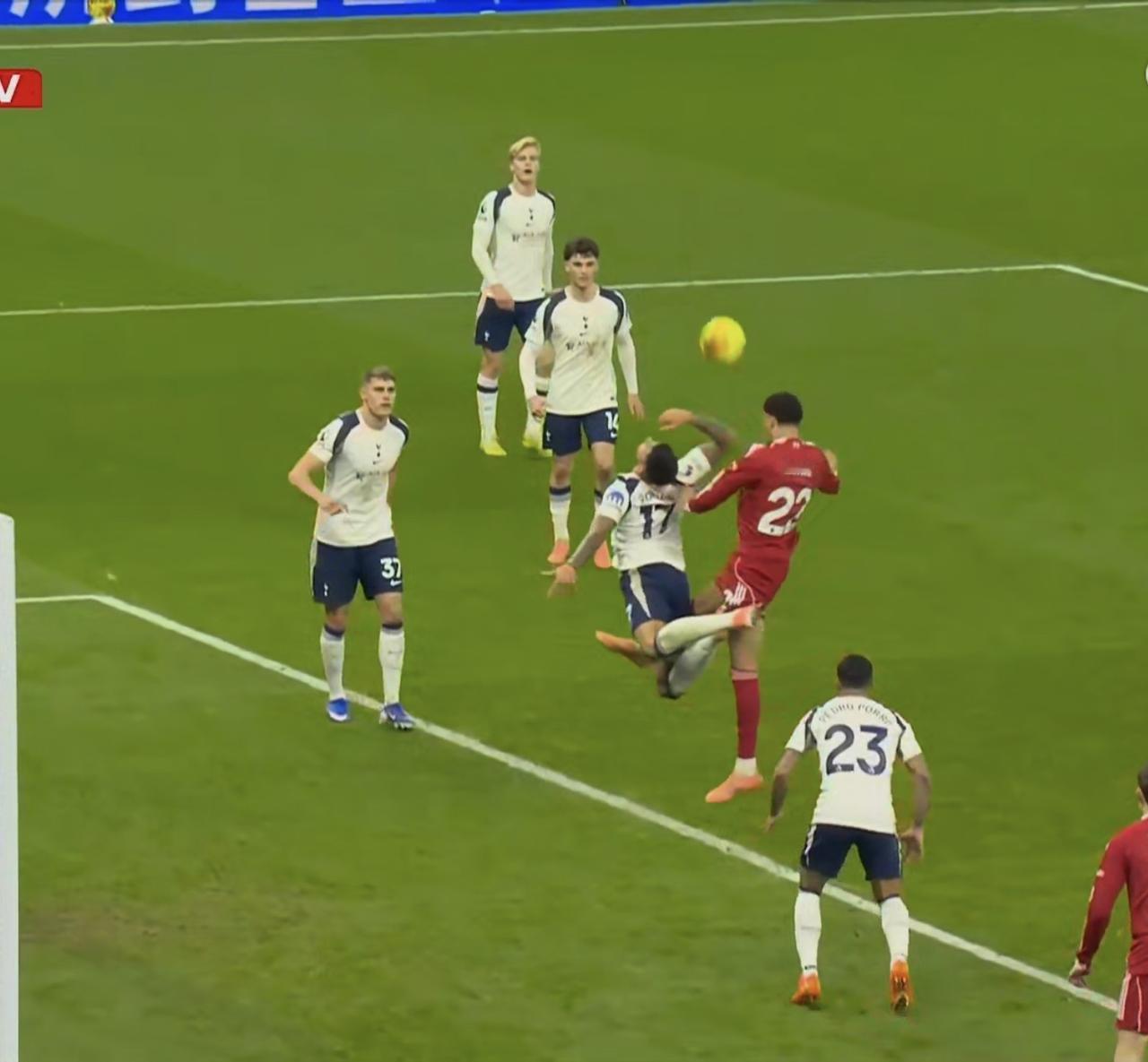 热刺踢的是不好，但第二个进球，这样背后推人，都不吹，难怪罗梅罗最后踢人的。只能