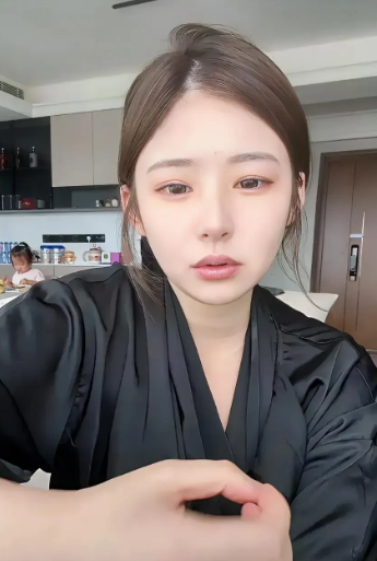 黄一鸣的天可能要亮了。不是因为她在直播间月入25万。也不是因为女儿闪闪接