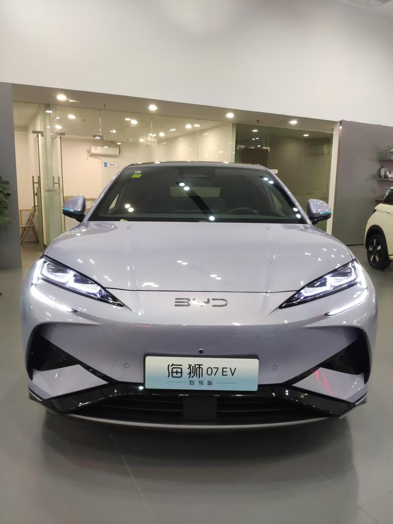 海狮07顶上三颗激光雷达！无图城市导航稳如老司机，比亚迪智驾这回真行了。​​​