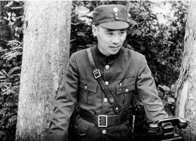 1945年，2万新四军被7万国民党逼至绝境时，粟裕却突然命令战士们在俘虏面前打架