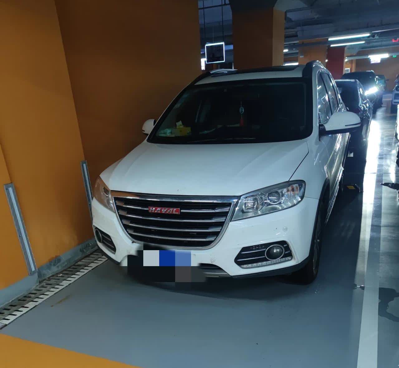 2015年买了我的第一辆SUV，当时哈弗H6是销量最高的，因此的话当时就买了哈弗