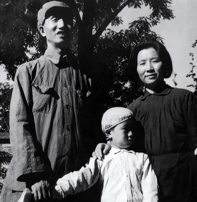 1926年，一个15岁的小姑娘闯进黄埔招生处喊：“我要参军”，她凭借108字的文