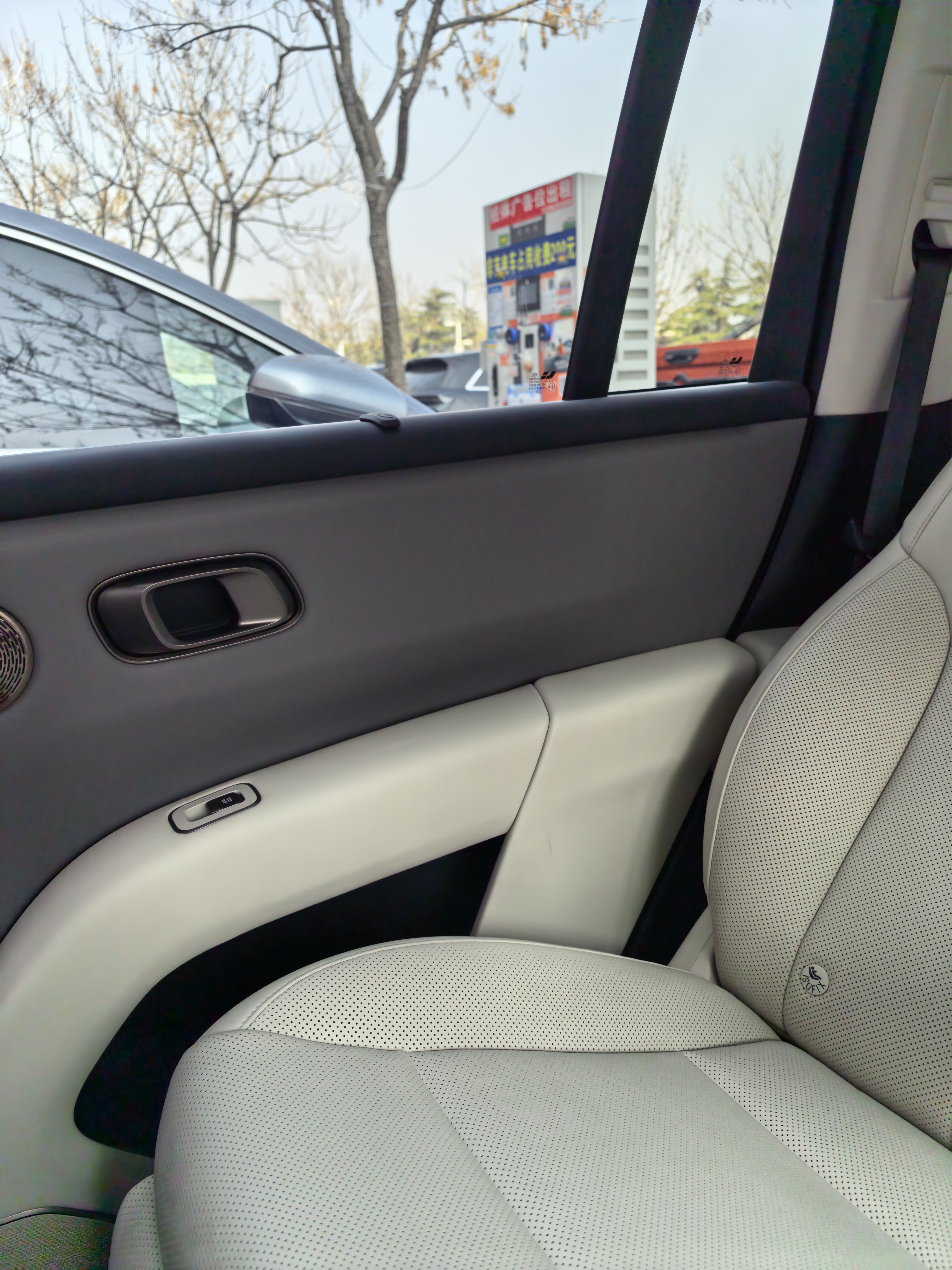 这几天给理想i8做了个内饰深度清洗，准备过年。把车送到店里的时候只剩下了40公