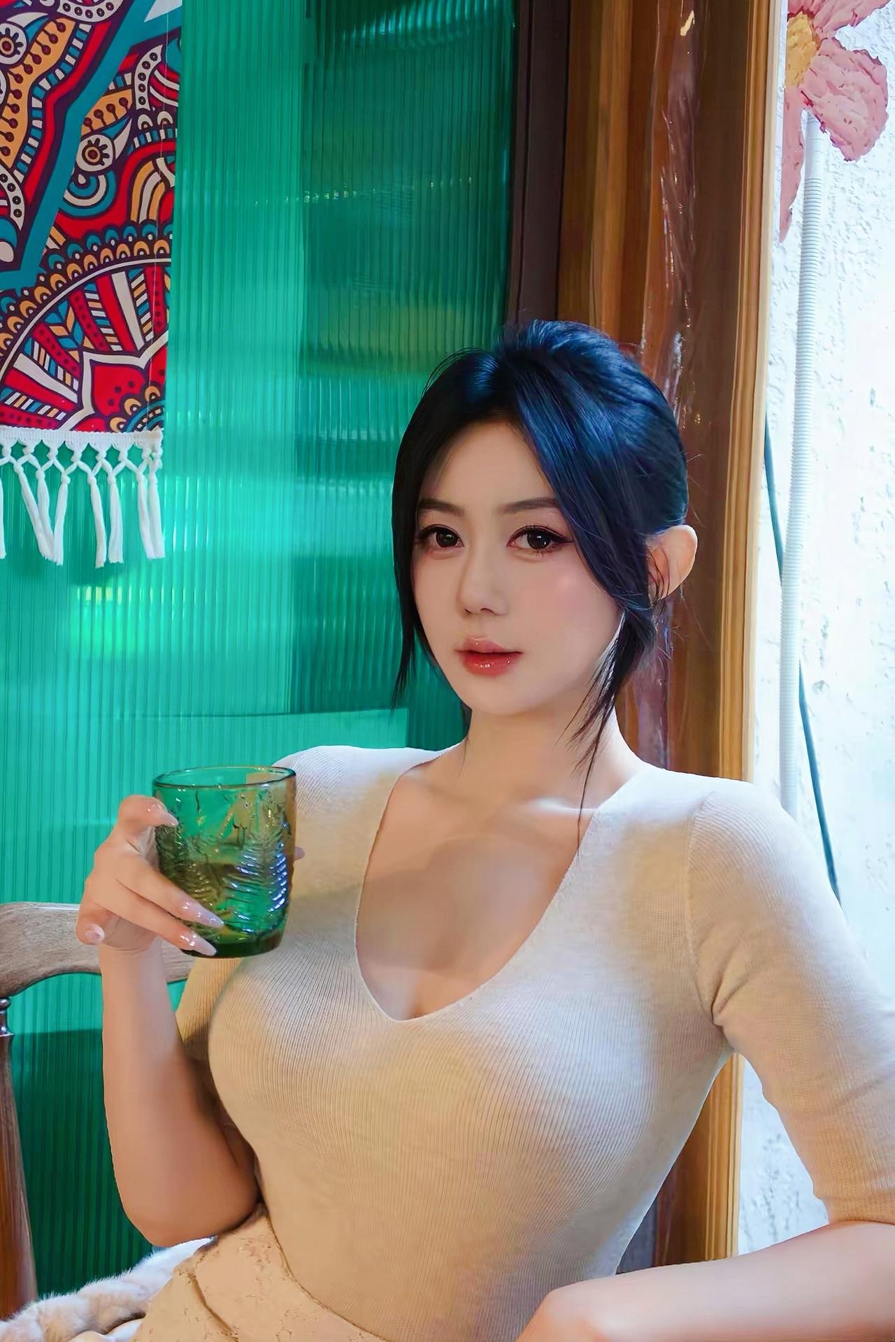 《阮郎归·闲窗》原创诗词原创看图片配诗软纱裁作浅春衣，风牵鬓角丝。绿杯轻