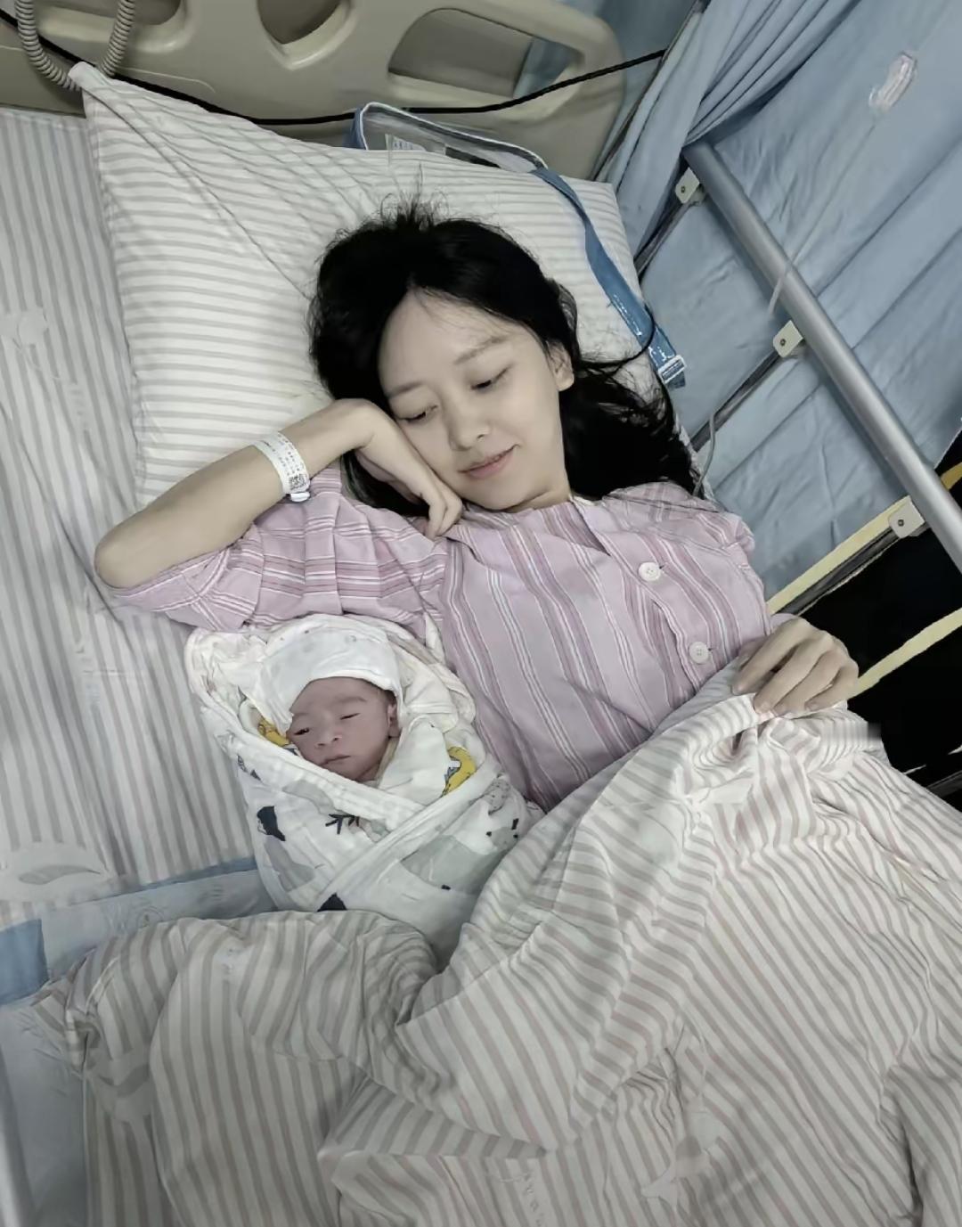 我有个朋友叫小冉，1米65身高，怀孕前才96斤。怀孕后肚子一直特别小，走到哪别人