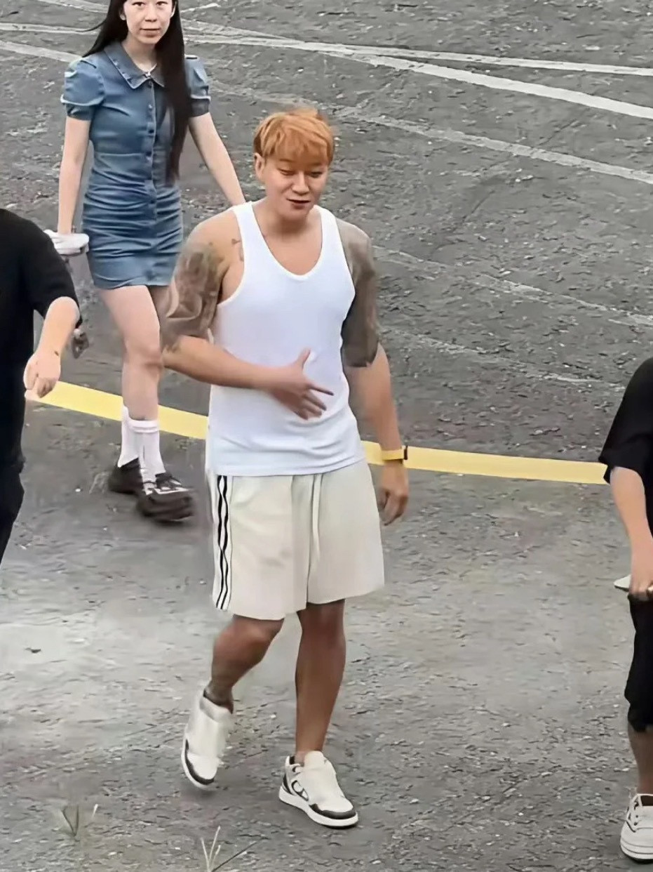 黄子韬婚后发福变壮汉最近黄子韬的日常照流出，照片里的他相比婚前明显发福很多，对比