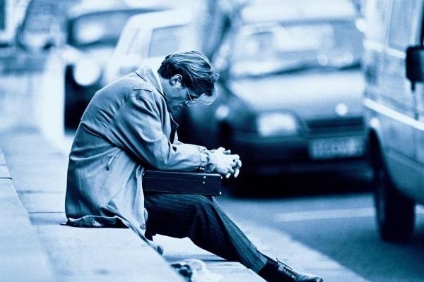 有人说：这届中年人，活成了"笑话大全"，为什么？当下中年人正经历“多重塌房”