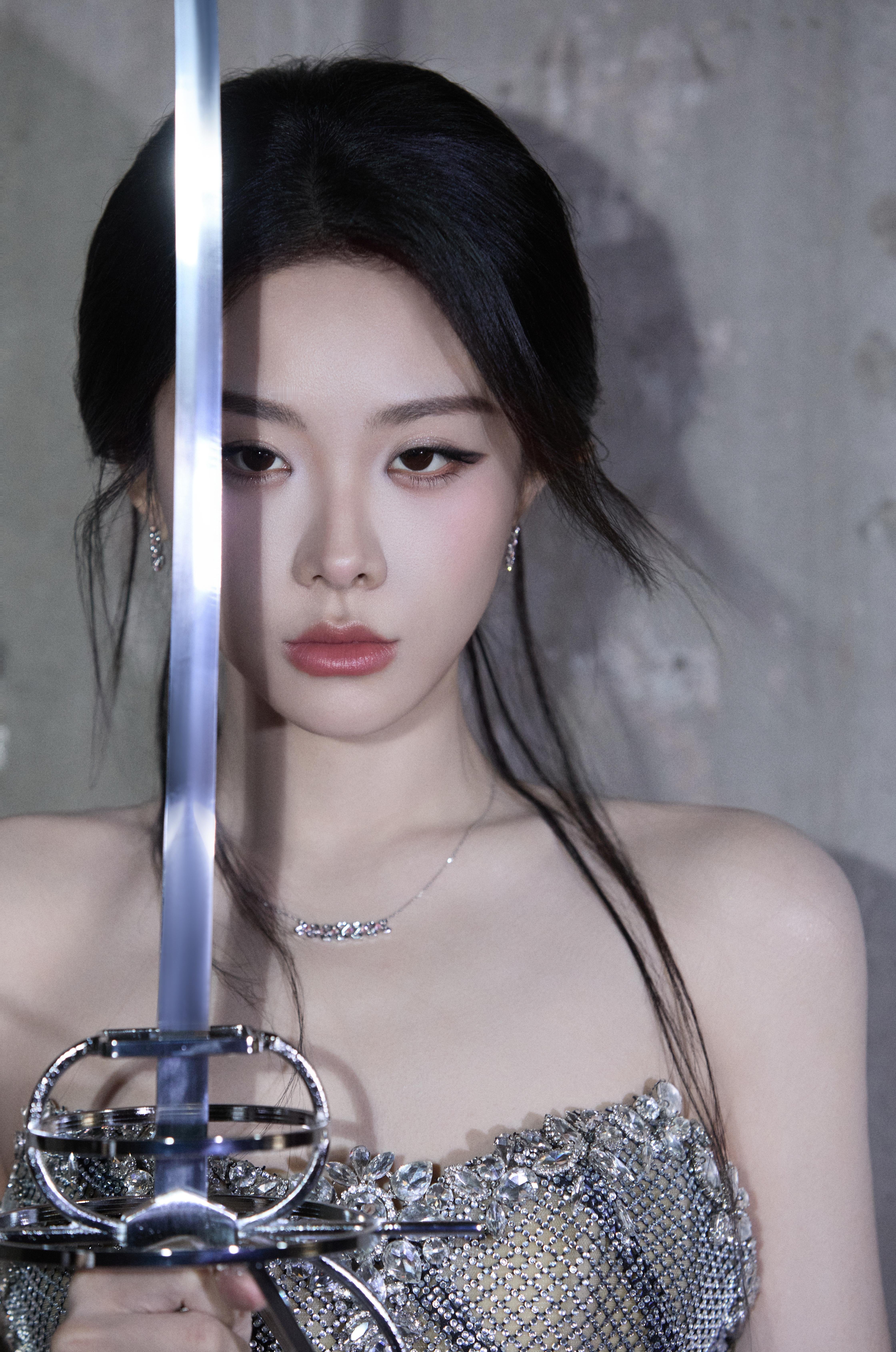 喻言💎银钻抹胸长裙勾勒出曼妙曲线，清冷红唇自带疏离又勾人的气场，美得惊艳