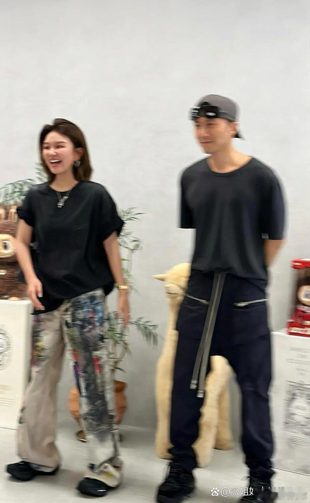 谢霆锋虽不复年轻时的模样，岁月留下了痕迹，但他自带一种硬朗的“痞帅”劲儿，这份与