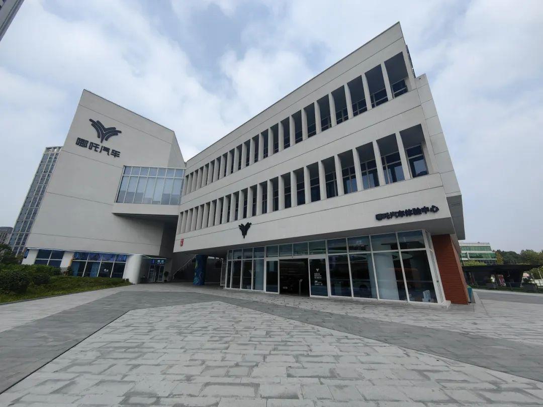 央视《焦点访谈》4月21日曝光：哪吒造车3年烧掉183亿，多地国资投资打水漂。