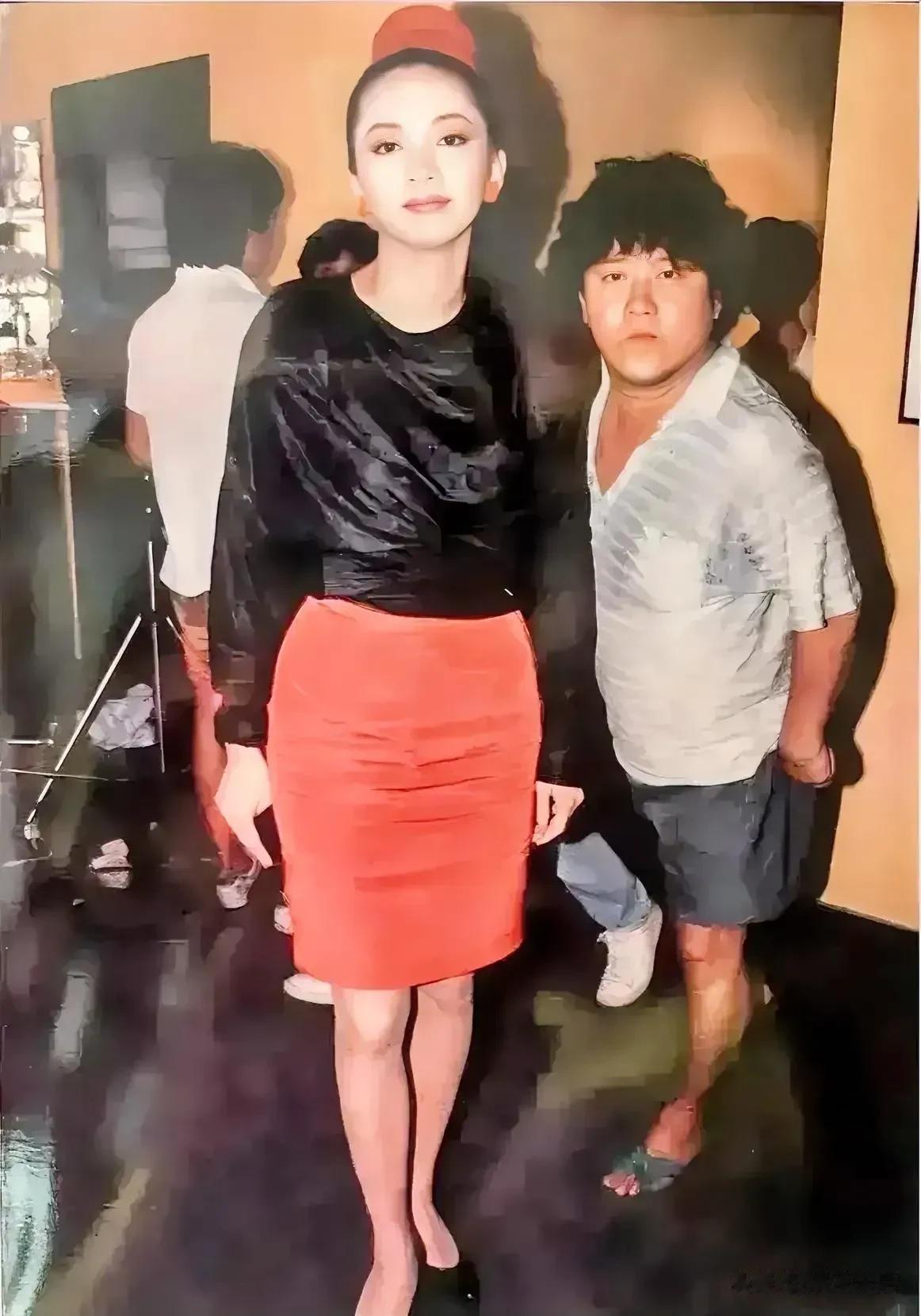 1988年间，25岁的梅艳芳和35岁的曾志伟在一起，女的端庄优雅，美丽动人，男的