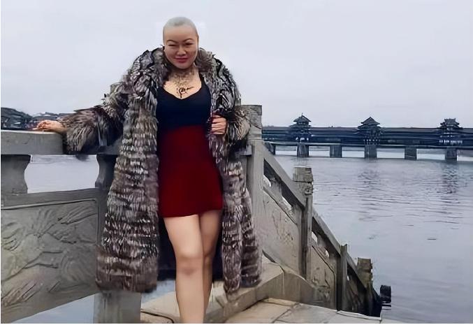 “谁娶我，我送他一辆宾利。”2019年，一名光头肥乳的女子，身着皮草，手