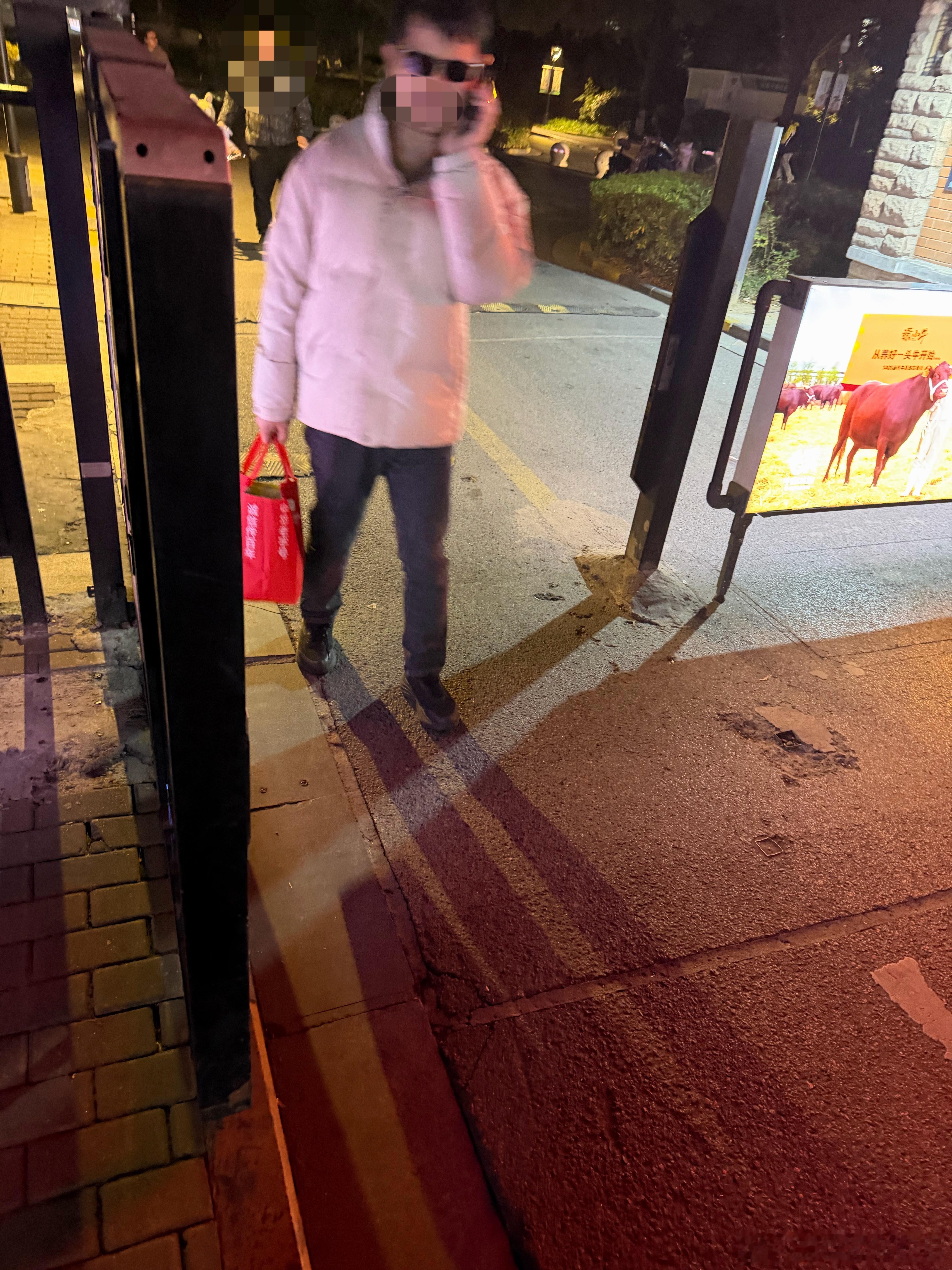 昨天就这个门，我在看手机，正好这大哥从我身边过，撞了我一下，我嘟囔两句，不看路嚒