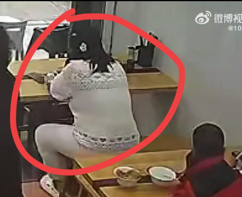 因为座椅摩擦，胖仙女一言不合一碗汤面直接扣在邻座小伙头上，被小伙和他父亲一顿胖揍