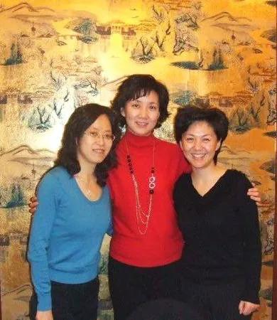 画面中的李修平身姿曼妙，和颜悦色，目若朗星，齿如珠贝，端庄优雅；而身旁的海霞柳眉