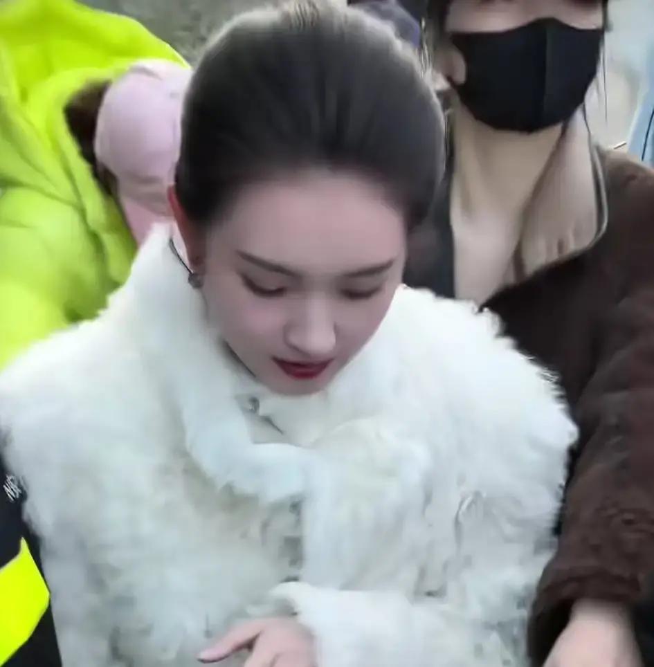 别再信什么“短剧拍多了演不了正剧”的鬼话。她刚用120天，撕掉了这个标签。