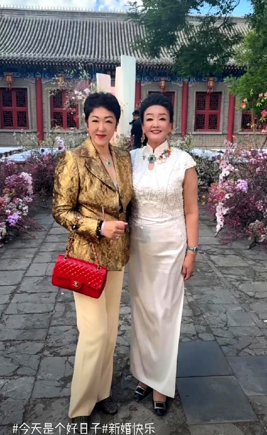 张兰闺蜜放出的婚礼现场照，信息量有点大。兰姐一身白旗袍，果然还是她最抢镜。汪大爷