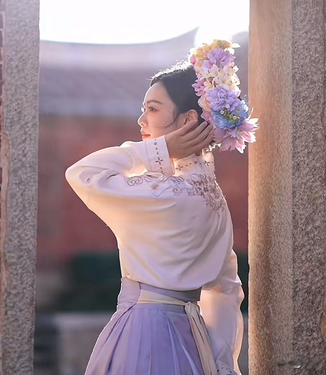 发现董宇辉有一种神奇的魔力可以让身边的人散发阳光的味道连马骞儿、一凡、书博、