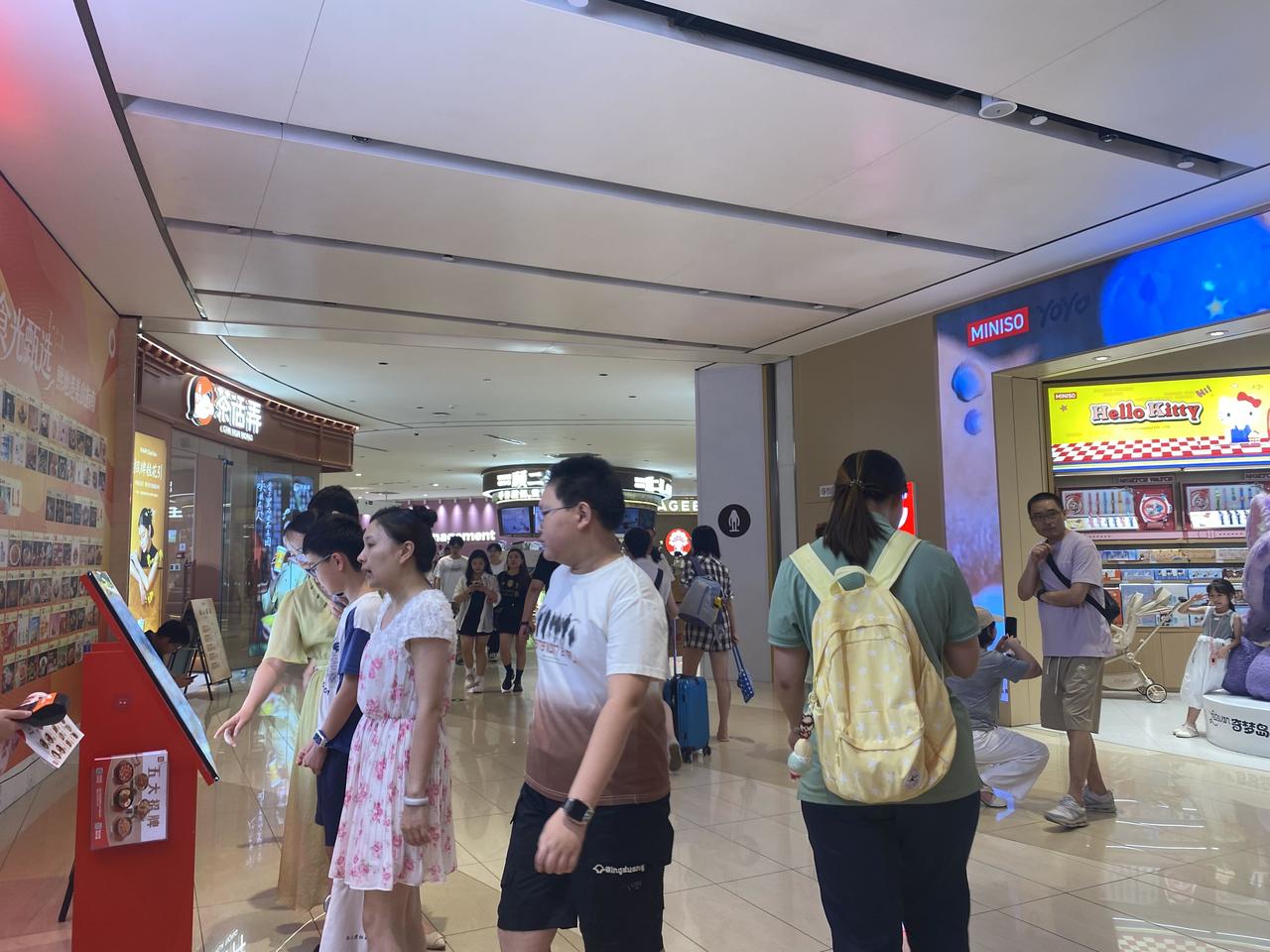 相比较于冷冷清清的西安赛格购物中心看看现在的熙地港的人气吧来熙地港这么多年了