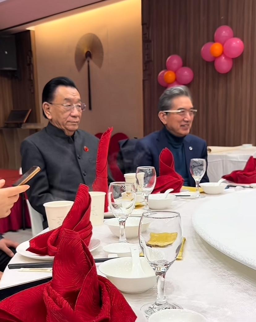 【著名相声表演艺术家侯耀华现身拜师仪式，表情极具特点，你怎么看？】近日，有网友