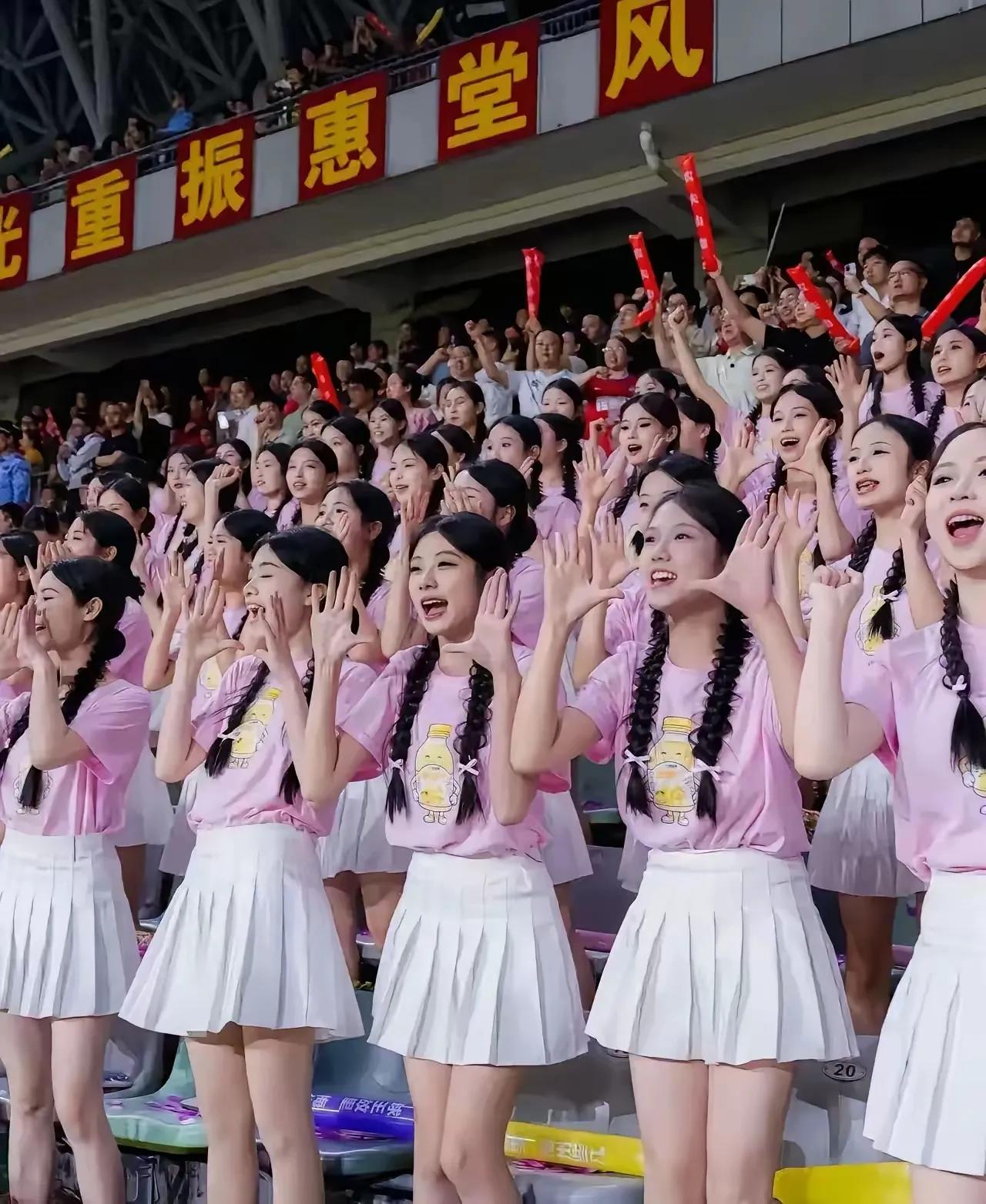 梅州啦啦队火爆全网，赢在“懂人心”。当别人还在秀性感“热辣风”时，梅州文旅却