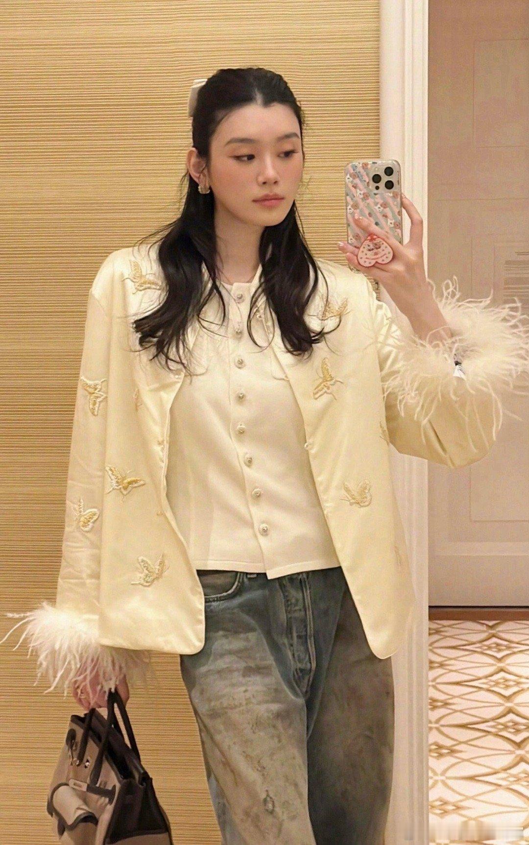 奚梦瑶上半身搭配挺好看的，就是这条脏脏裤一出镜，实在让人欣赏不来。