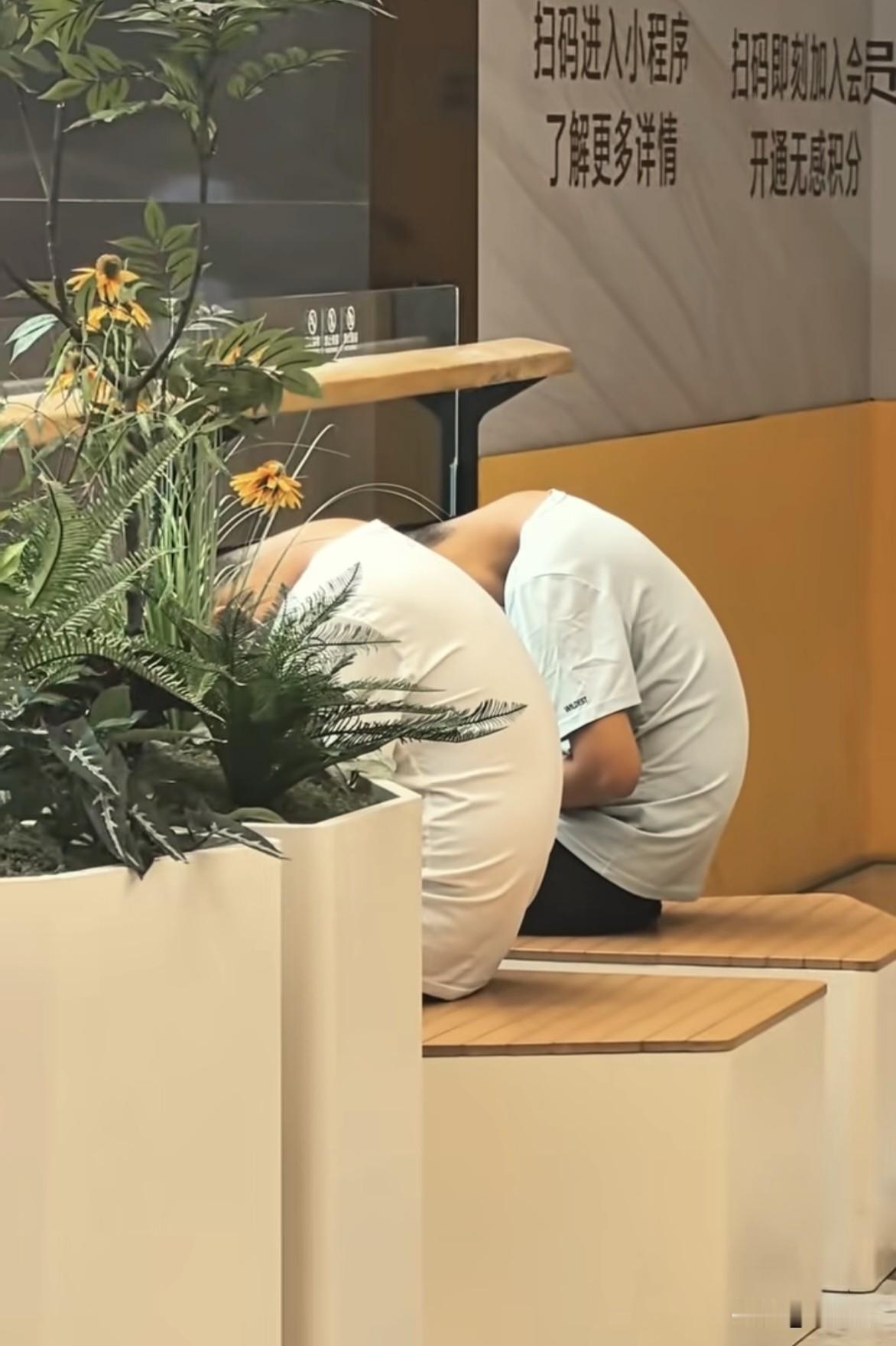 这样看手机，不行啊！