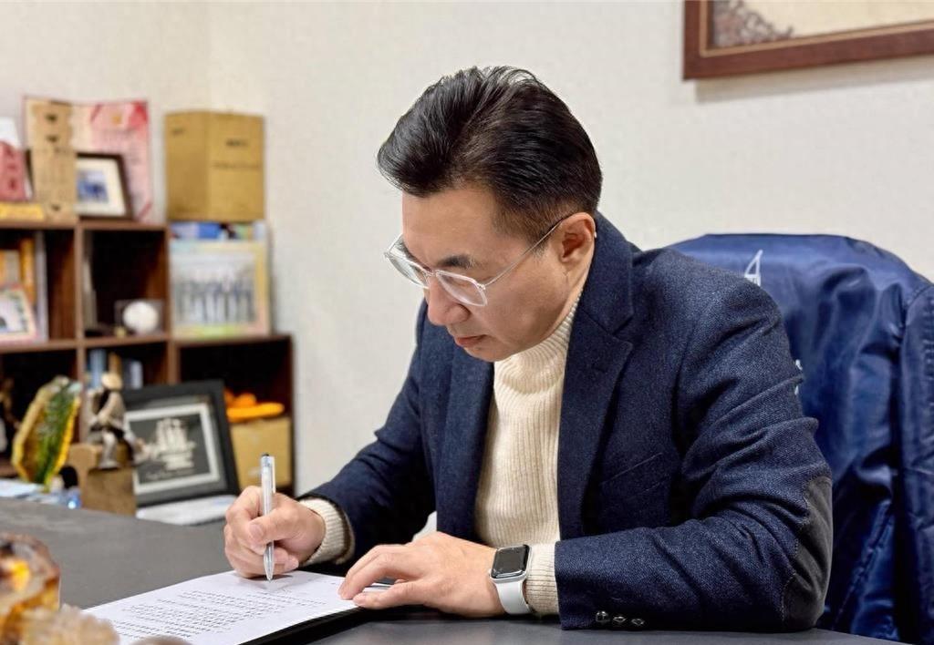 江启臣签了字，卢秀燕没等到协调会，台中市长提名悬了。2月1号晚上11点，他直接