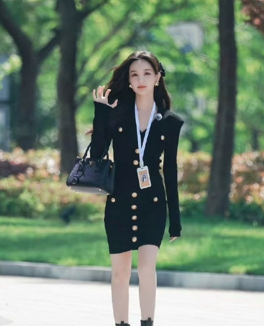 李一桐与白鹿容貌相似，仿若姐妹花，然身材却大不同，各有独特韵味。​​​