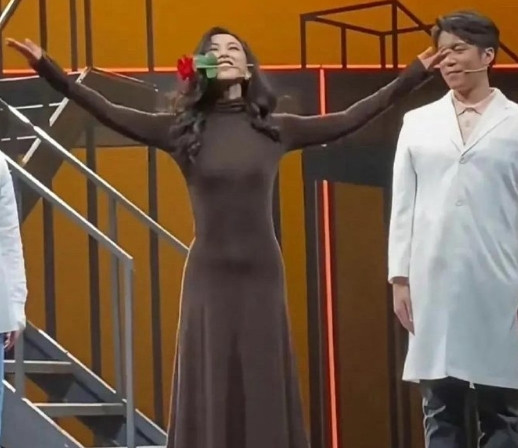朱珠这身材也太真实了，你看她穿着紧身裙往那一站，小肚子那块儿微微凸起的弧度简直藏