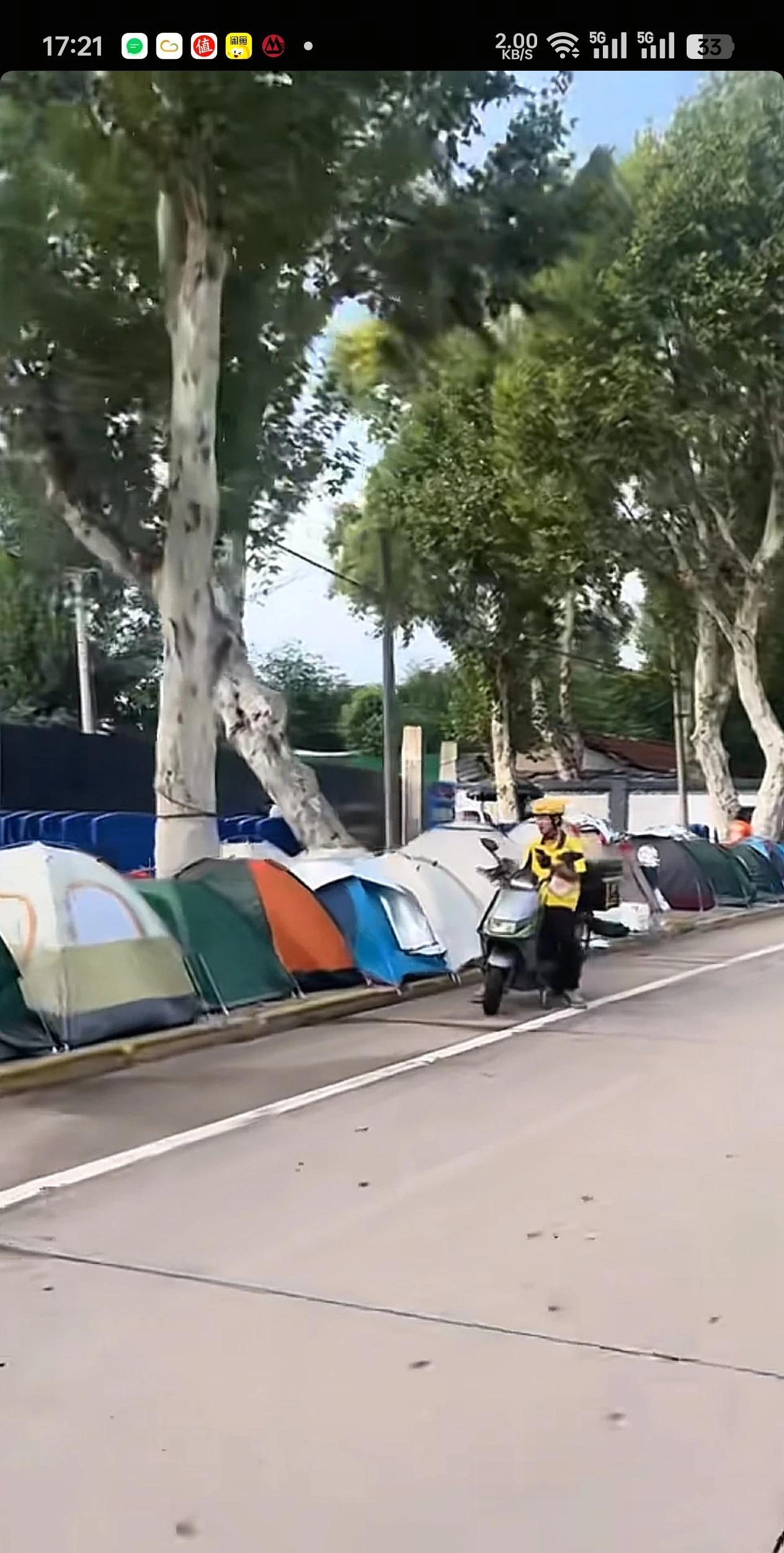 武汉龟山脚下一群年轻人为了生酒店钱搭了一堆帐篷。有人说00后专门整治酒店的高价