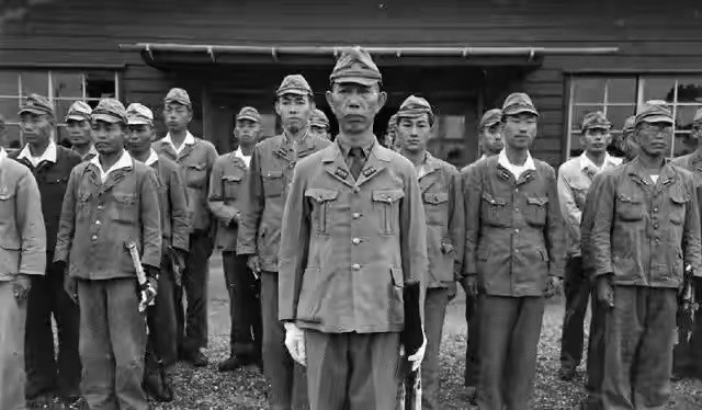 1945年9月，驻扎在日本栗原海军基地的日军向美军投降。​​​