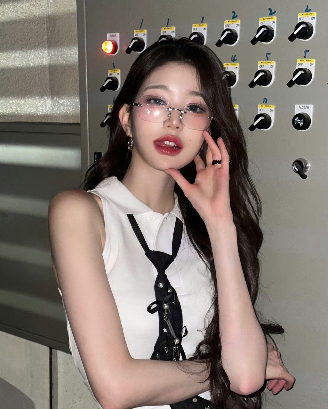 张元英无框眼镜➕制服老师我太想进步了