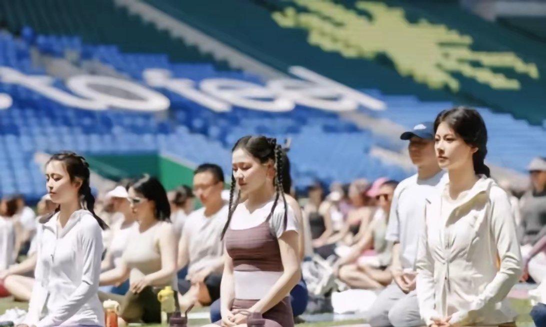 金靖现在长这样了，她不是谐星吗？果然，女人有钱都花自己身上了​​​