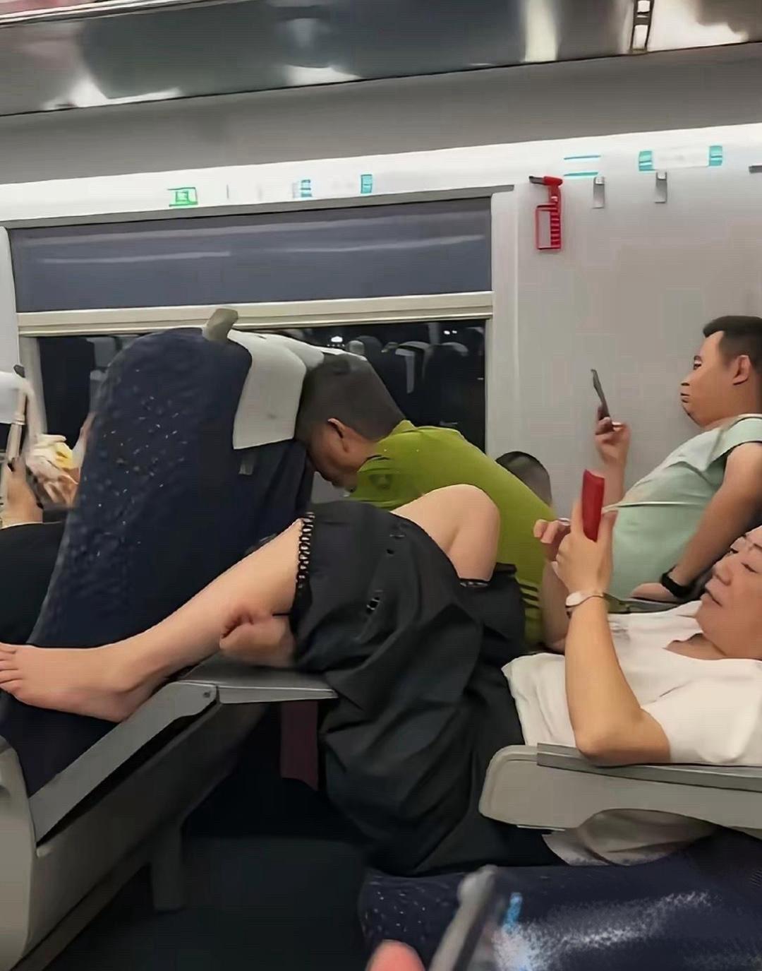 高铁上看到的，感觉她太过分了。
