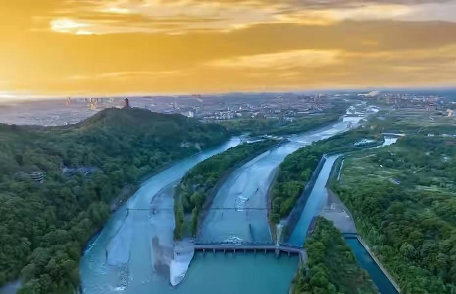 我突然懂了，为什么一定要请马克龙看都江堰！表面看，这是一处两千年的风景。但如果