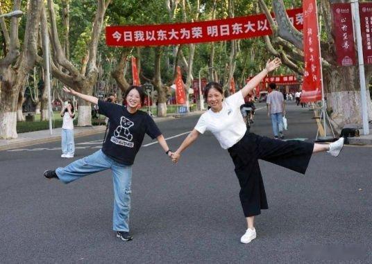 厦门女孩7岁拍照11年后来东大报到一场跨越十一年的浪漫奔赴。厦门女孩林章予晴7岁