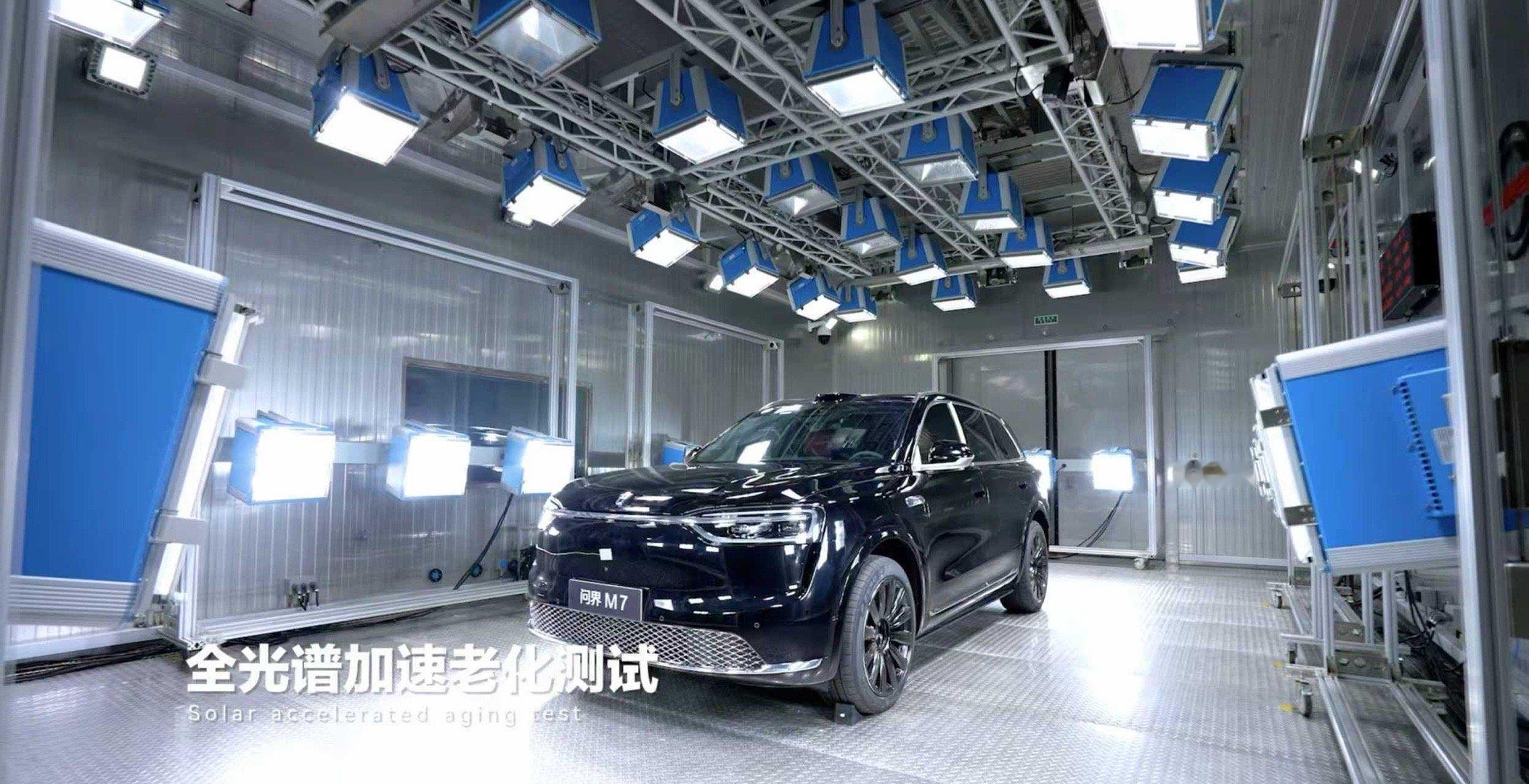 有个朋友在4S店工作,最近他告诉我全新问界M7成了不少顾客的心头好,尤其是对它的