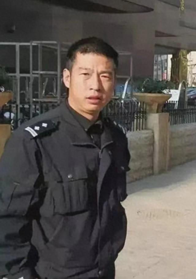 1998年杜培武在公安局上班，他老婆也在公安系统，那天晚上跟一个男的死在车里。刑