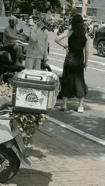 开白色轿车的女子刮倒了外卖小哥的电瓶车，本来是轻微的小剐蹭，责任还都在女司机，报