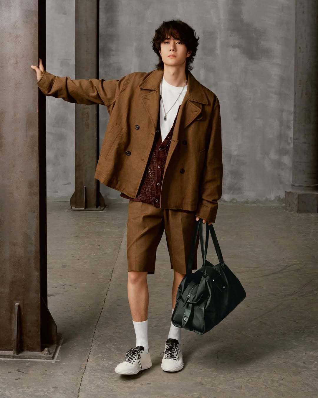 【王一博最新大片时尚表现力】大片上新！手中的鲜花好有早春的气息~三套不同的造型，