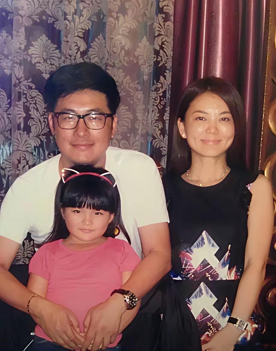 那时的李湘还没和王岳伦离婚，夫妻共同给女儿过生日，一家三口其乐融融，胖胖的王诗龄