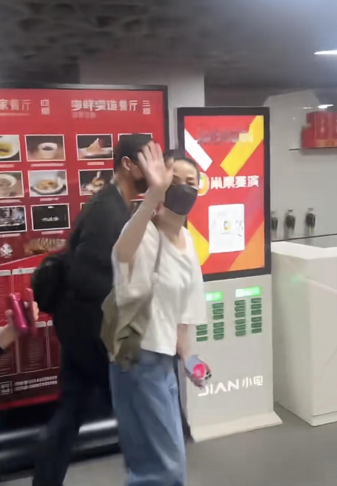 观看完谢霆锋的演唱会，王菲开开心心的回家了！不但大大方方向粉丝们打招呼，还