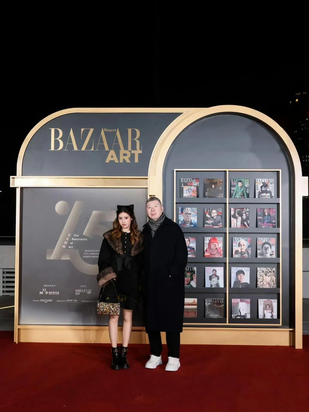 冯小刚带女儿出席芭莎活动！冯小刚携19岁养女徐朵亮相芭莎红毯引发广泛讨论，徐朵