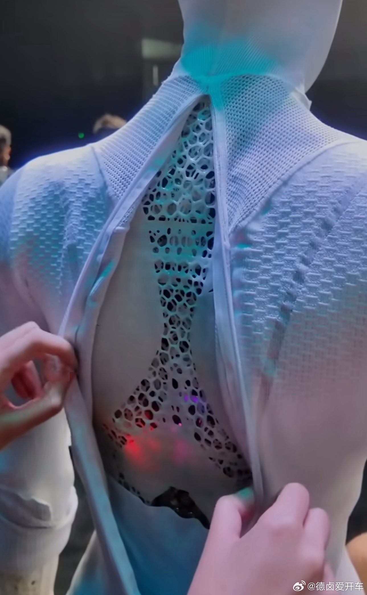 何小鹏回应女机器人里藏真人机器人团队睡不着，小鹏回应来的很快，网上专家一顿猜测，