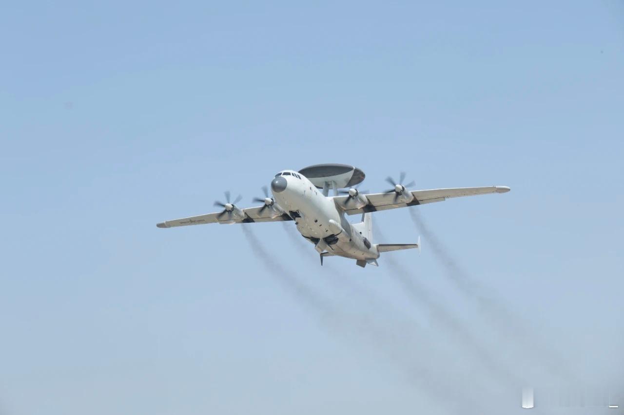 东航KJ-500H升空演训