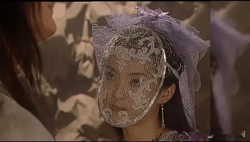 翻看昔日经典老剧《武林外传》剧中有一段王艳饰演的白飞飞穿个紫色服装，戴个蕾丝白面
