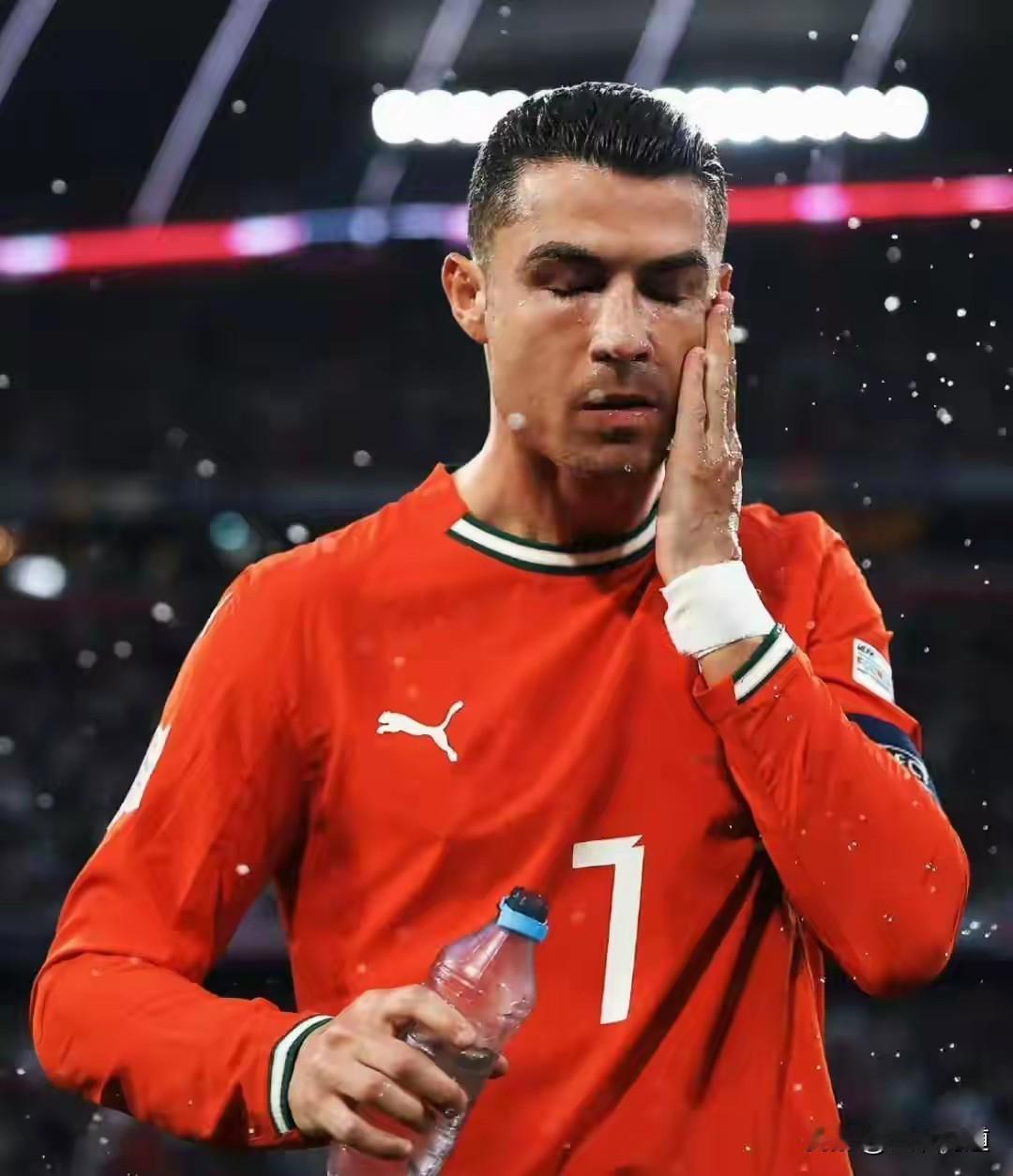 C罗，小气的你终究仅仅是巨星，不是球王！C罗以“拒绝出场”的方式抗议对手签约本泽