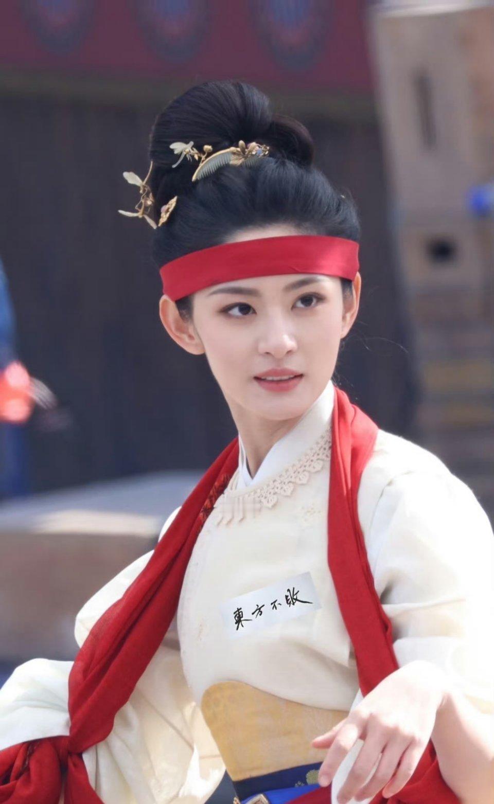 还是要瘦啊赵晴瘦下来脸轮廓一下子利落好多，翻了几个红薯代拍没有一张特别拉的，还真