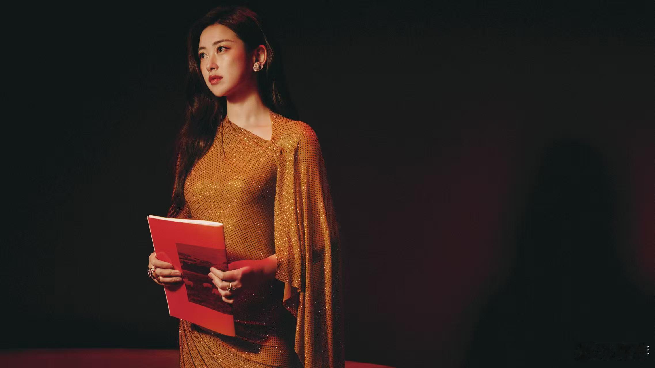 朱珠近期状态不要太好～光影勾勒着她精致的轮廓，明艳大气却不张扬，美到自带焦点！